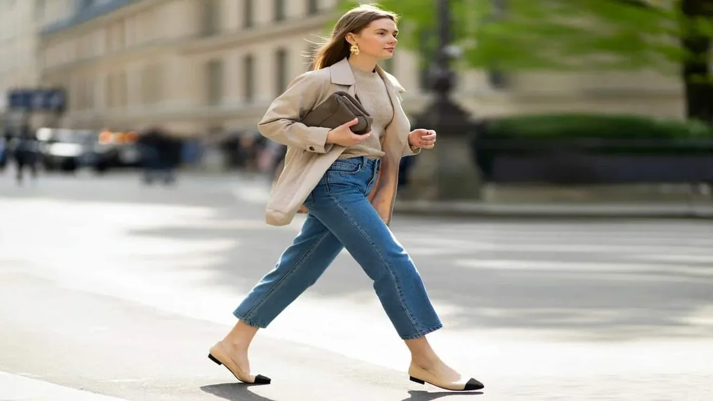 Jeans subito eleganti con le ballerine bicolore: il trucco di stile più semplice per la primavera